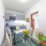 2 Bedroom Cozy In Apartment *