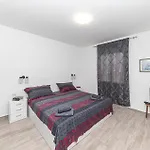 2 Bedroom Cozy In Апартаменты Трогир