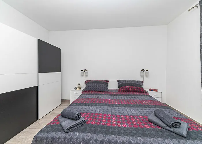 2 Bedroom Cozy In Apartamento Trogir